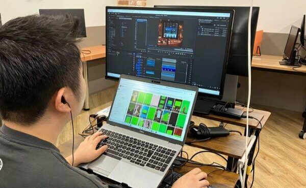 パソコンを使っての作業風景