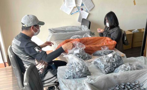 商品制作の作業風景