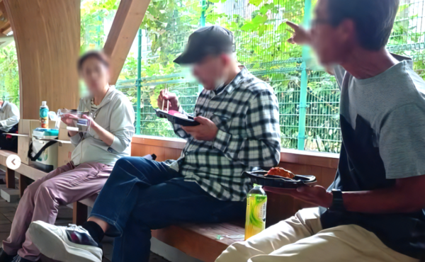 お昼ご飯を食べている様子