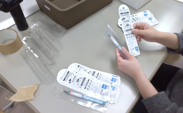 ペンの組み立て作業の風景