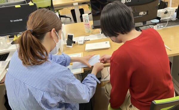 企業で事務の実習を受けている様子