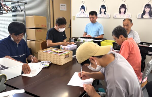 内職作業で梱包をしている様子