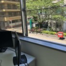 作業台の一部です。近くの窓から外の風景が見えます。