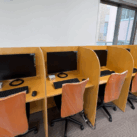 業務を行うPCデスクです。1人1台PCが用意されてます。 業務を行うPCデスクです。1人1台PCが用意されてます。