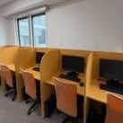 デスクには仕切りがあるので、作業に集中できます。 デスクには仕切りがあるので、作業に集中できます。