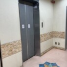 エレベーターに乗る際は、降りる方にも気を付けてください。