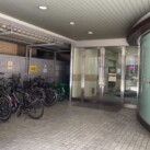 コンビニの左隣に、ビルの入り口があります。