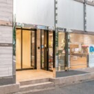 事業所が入居しているビルです。店舗のようなガラス張りのオフィスが特徴です。