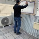 看板も丁寧に磨きます。