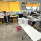 販売部門の作業スペースです。袋詰めの他、パソコン業務も行います