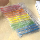 袋詰めにした歯ブラシは、販売サイトでの注文を通してお客様のもとへ届きます。