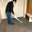 ホテルの中も掃除機をかけて綺麗にしていきます。