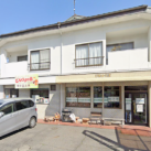 事務所は駅から約4分!送迎サービスも行っています。