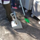 地域で清掃を行っています。社会とのつながりを感じられる活動の一つです。