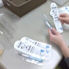 ペンを組み立てる作業です。分からないことは、スタッフが丁寧に教えます。