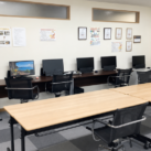 作業室です。壁際には作業で使用するパソコンがあります。