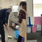 実習先で清掃作業を行っています。他にも多様な業種に携われます!