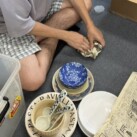 商品を新聞紙で包装していく作業もあります。
